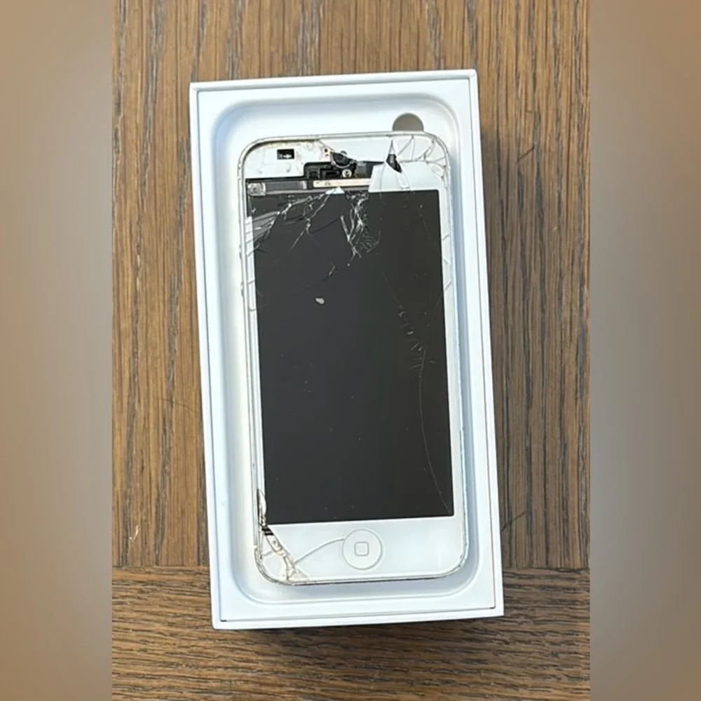 iPhone 6 - broken screen-16GB) Space Gray with original box